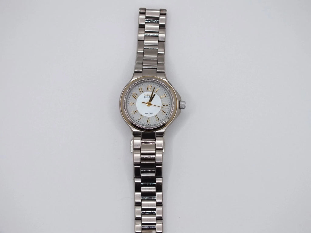 Silver and gold two-tone Seiko Avenue 1F21-0H50 ladies’ quartz watch with gold dial, black hour markers, and linked metal band.