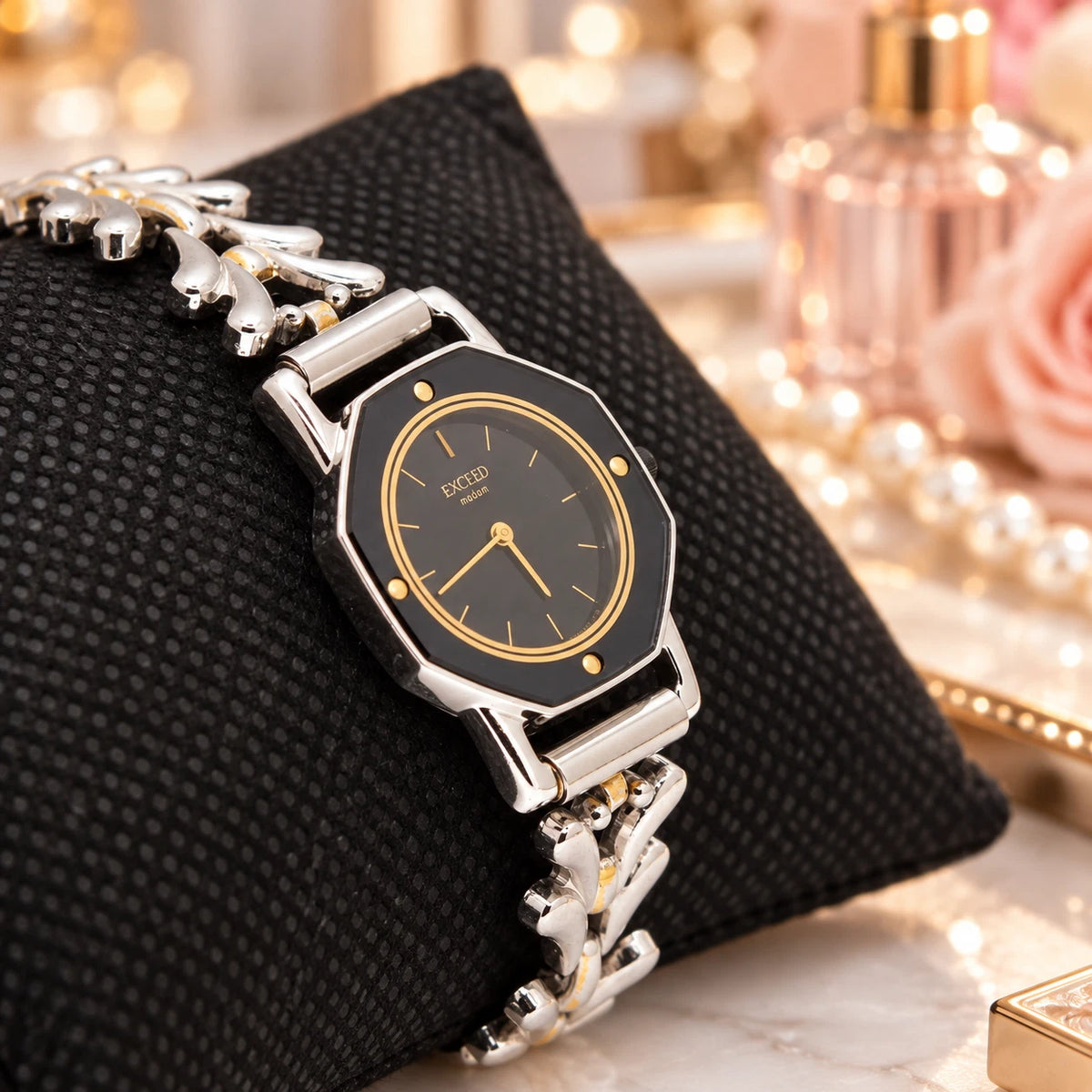 Silver chain bracelet for Vintage Citizen Exceed women’s quartz black gold dial watch, displayed on a textured black velvet stand.