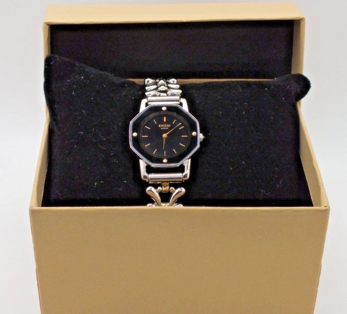 Black gold vintage Citizen Exceed women’s quartz bracelet with silver case, gold dial, and black hour markers.